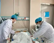 平博娱乐-肌肉男惨遭酷刑绑在车后备箱挠脚心